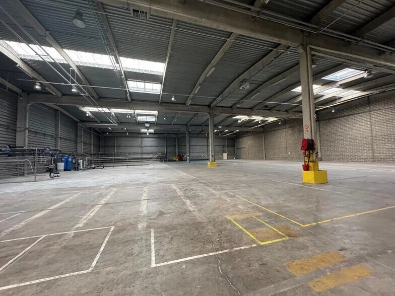 Flex in Sucy-en-Brie for lease - Interior Photo - Image 1 of 4