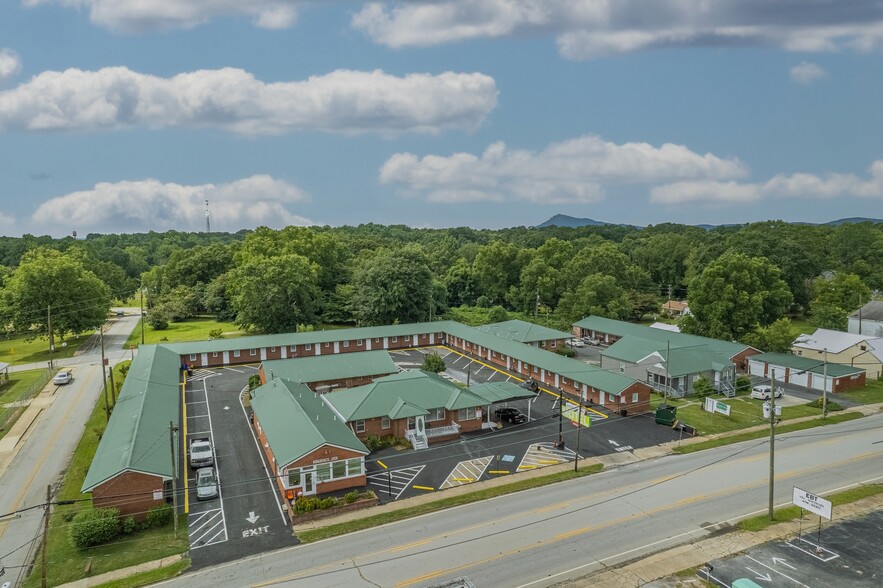 Own a City Block, Hotel, Apts, Houses portfolio of 3 properties for sale on LoopNet.com - Building Photo - Image 1 of 45