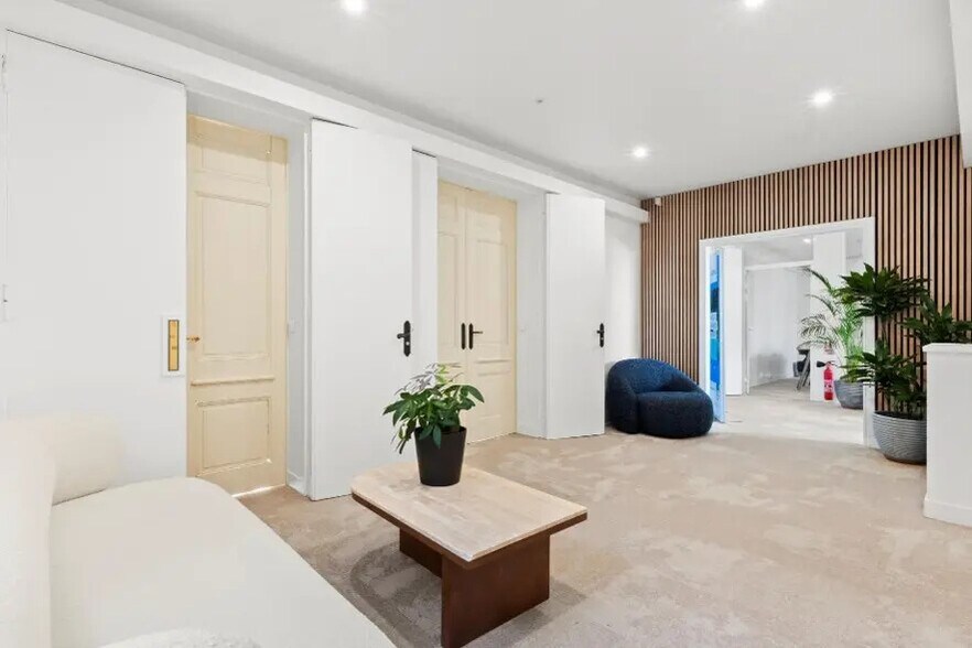 Office in Paris for lease - Interior Photo - Image 3 of 6