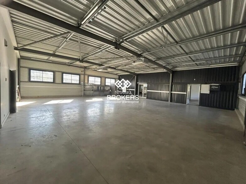Flex in Aussonne for lease - Interior Photo - Image 2 of 7