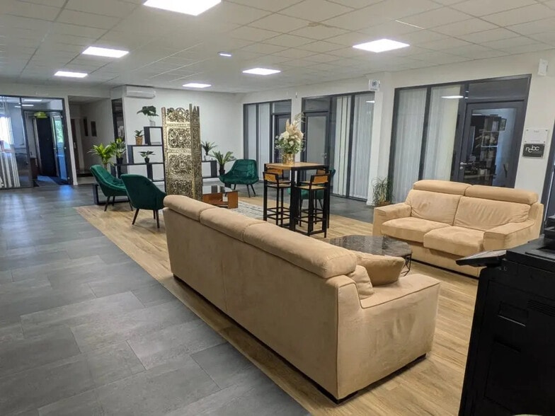 Office in Miserey-Salines for lease - Lobby - Image 2 of 4