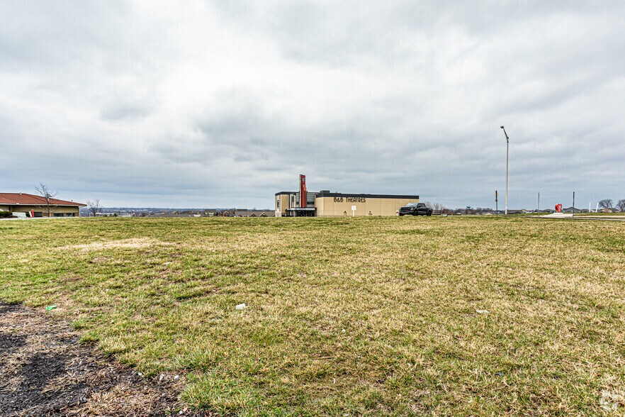 3300 SW Fascination Dr, Lees Summit, MO for lease - Building Photo - Image 2 of 5