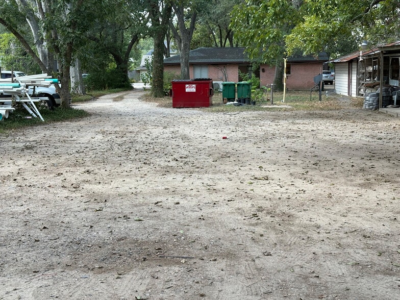 1636 Crestdale Dr, Houston, TX for sale - Building Photo - Image 3 of 5