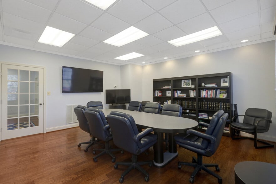 10474 Armstrong St, Fairfax, VA for sale - Interior Photo - Image 3 of 21