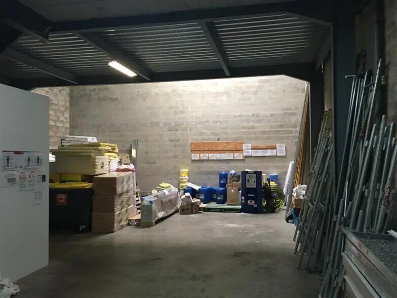 Flex in Élancourt for lease - Interior Photo - Image 2 of 6