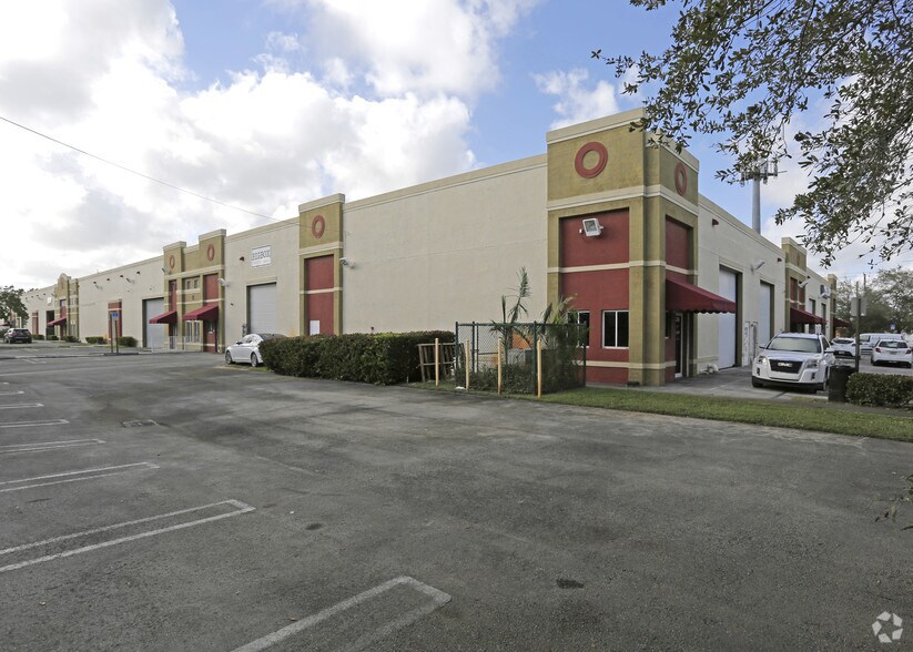 3567 NW 33rd St, Miami, FL for lease - Primary Photo - Image 1 of 9