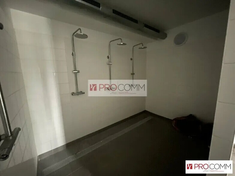 Flex in Chartres for lease - Interior Photo - Image 3 of 3