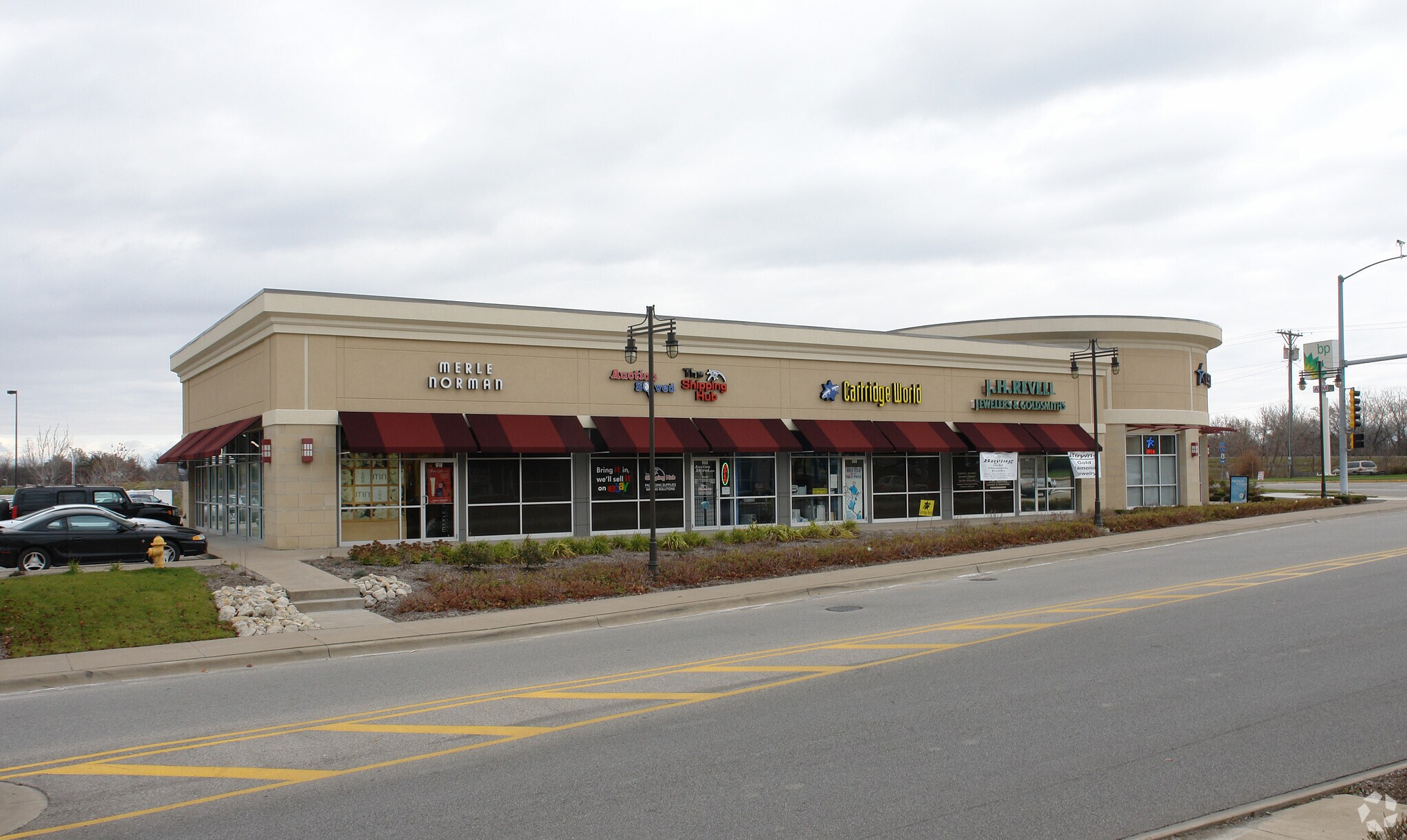 858 Middle Rd, Bettendorf, IA 52722 Duck Creek Plaza