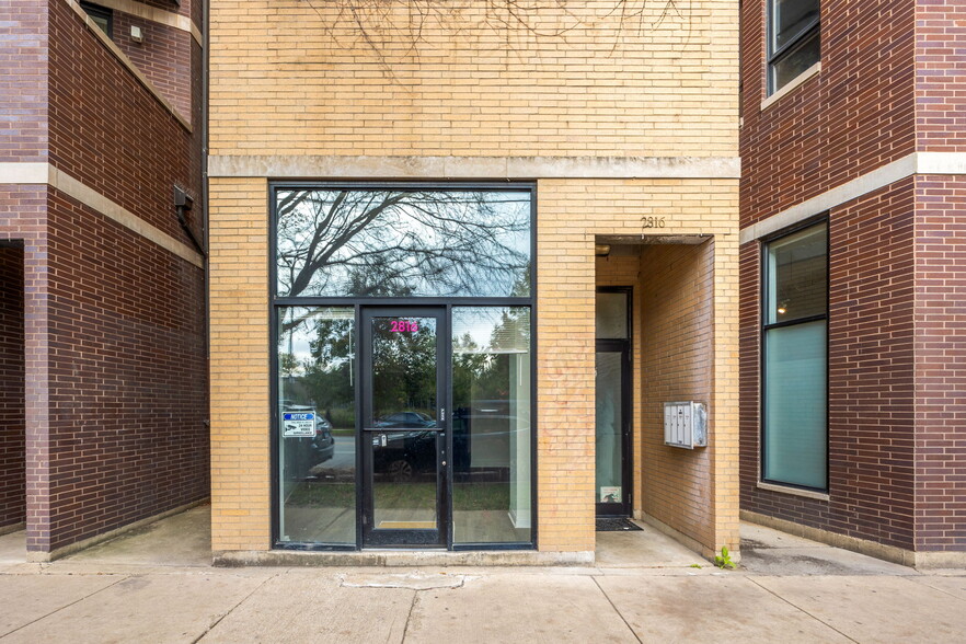 2816 W Chicago Ave, Chicago, IL for lease - Building Photo - Image 2 of 24