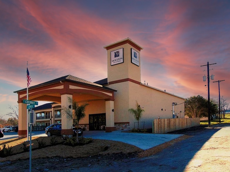 200 S Lavaca, Moulton, TX for sale - Building Photo - Image 1 of 12