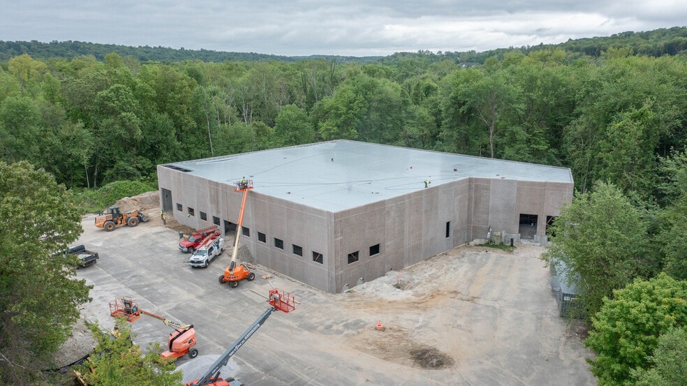 113 Silvermine Rd, Brookfield, CT for lease - Building Photo - Image 2 of 7