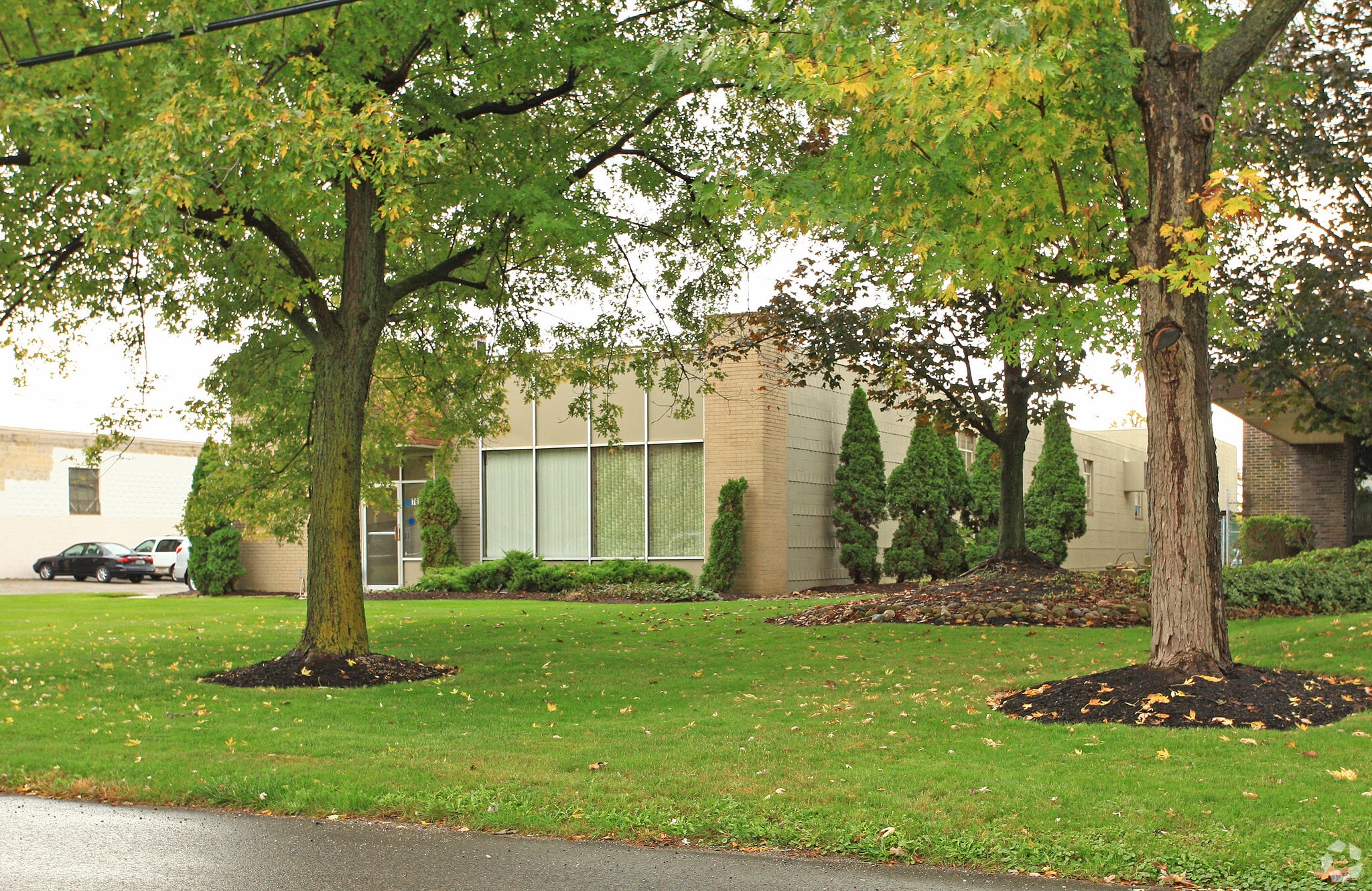 7600 Exchange St, Valley View, OH 44125