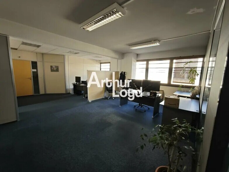 Office in Villeneuve-Loubet for lease - Building Photo - Image 3 of 12