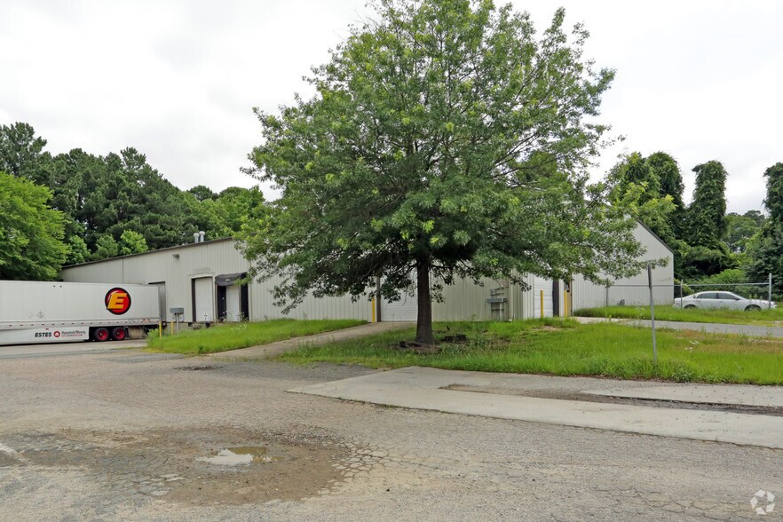 6512 Chapel Hill Rd, Raleigh, NC for lease - Primary Photo - Image 1 of 9