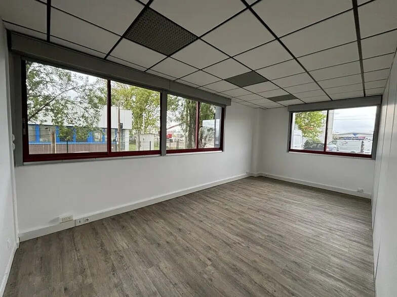 Office in Mérignac for lease - Interior Photo - Image 2 of 5