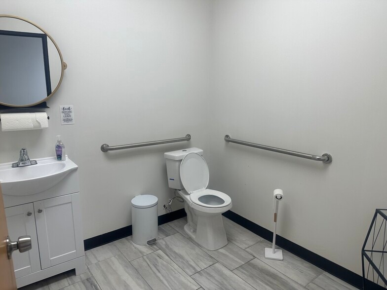 6809-6815 Southwest Fwy Hov Ln, Houston, TX for lease - Interior Photo - Image 3 of 14