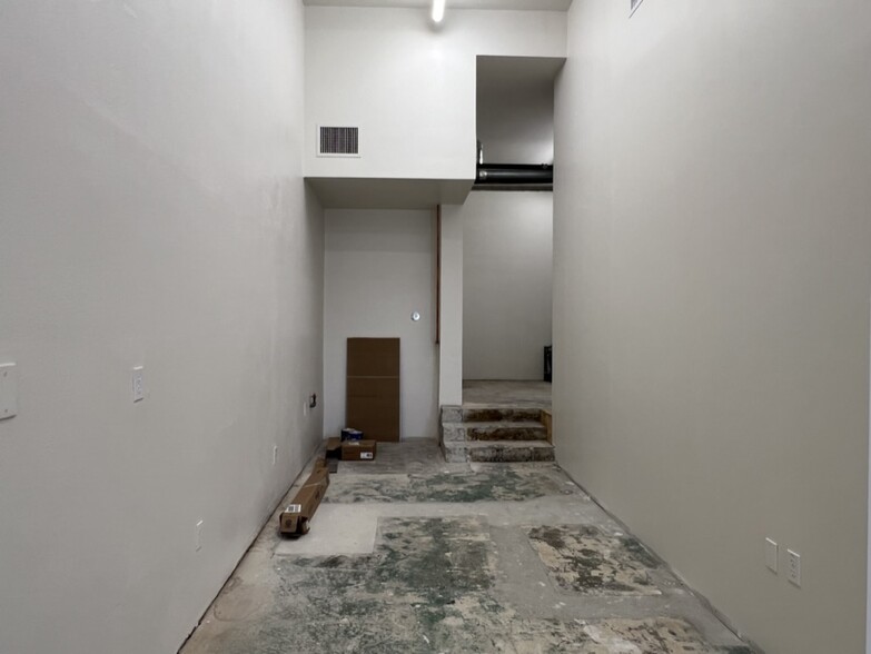 6214-6218 W Manchester Ave, Los Angeles, CA for lease - Interior Photo - Image 3 of 6