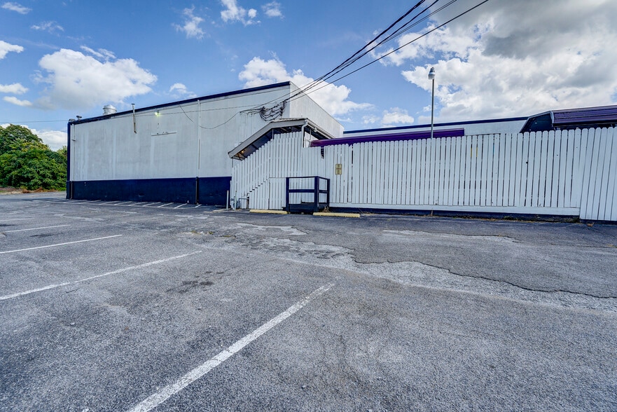 2910 Bristol Hwy, Johnson City, TN for sale - Building Photo - Image 2 of 11