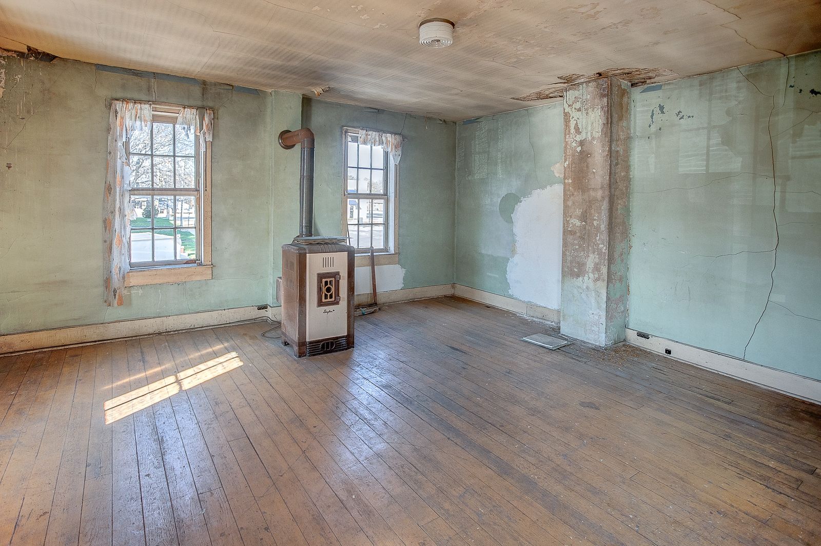 14 1/2 Main St., Pinckneyville, IL 62274 Retail for Sale