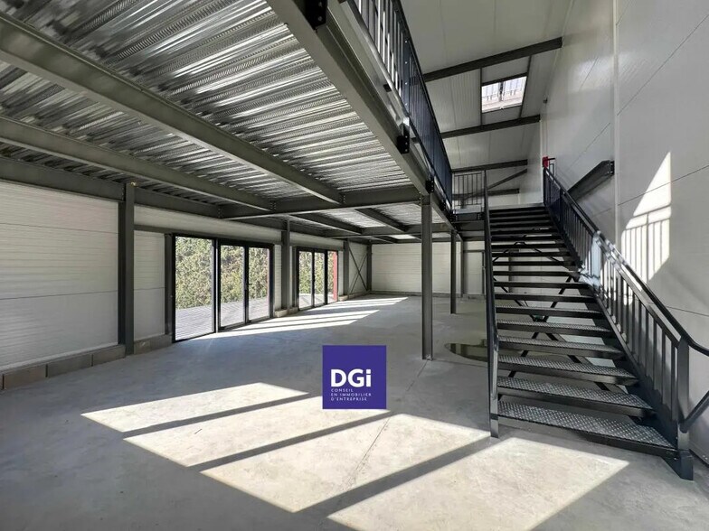 Flex in Nîmes for lease - Interior Photo - Image 2 of 3