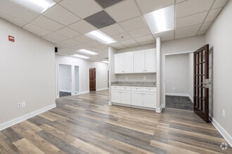 1320 Old Chain Bridge Rd, McLean, VA for lease Interior Photo- Image 2 of 5