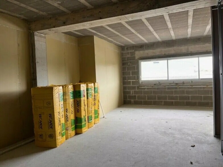 Office in Theix-Noyalo for lease - Interior Photo - Image 2 of 2