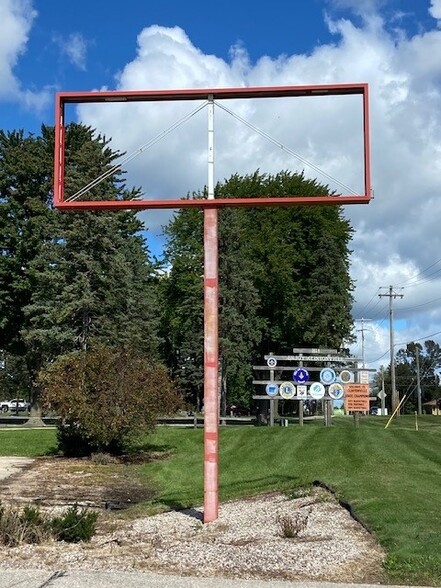 360 S Main St, Clintonville, WI for lease - Building Photo - Image 3 of 5