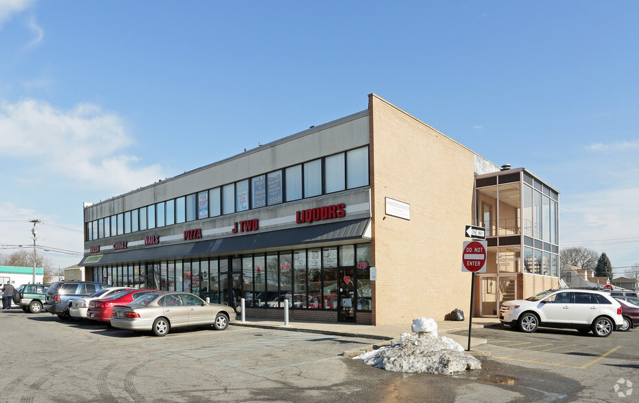 201 Northwest Dr, Farmingdale, NY for lease - Building Photo - Image 2 of 2