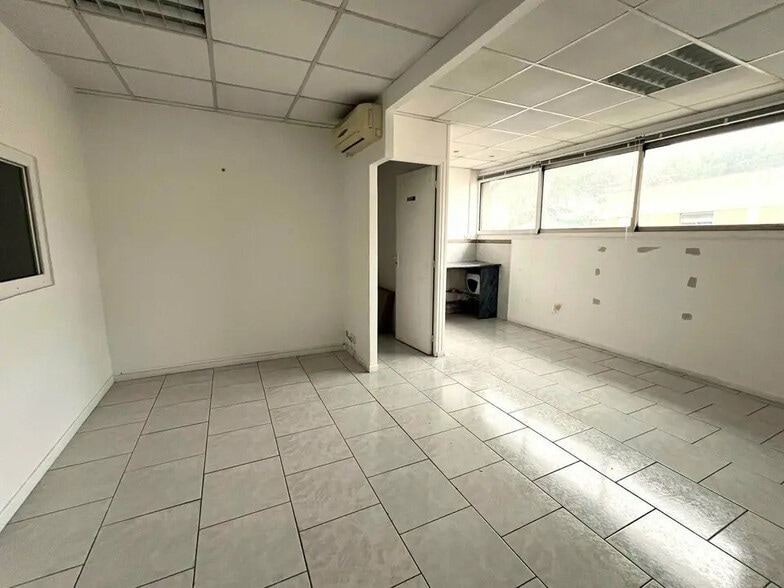 Office in Le Cannet for lease - Interior Photo - Image 2 of 4