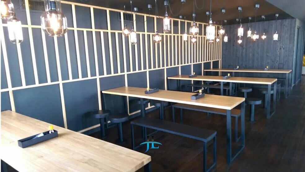 Retail in Le Haillan for lease - Interior Photo - Image 2 of 3