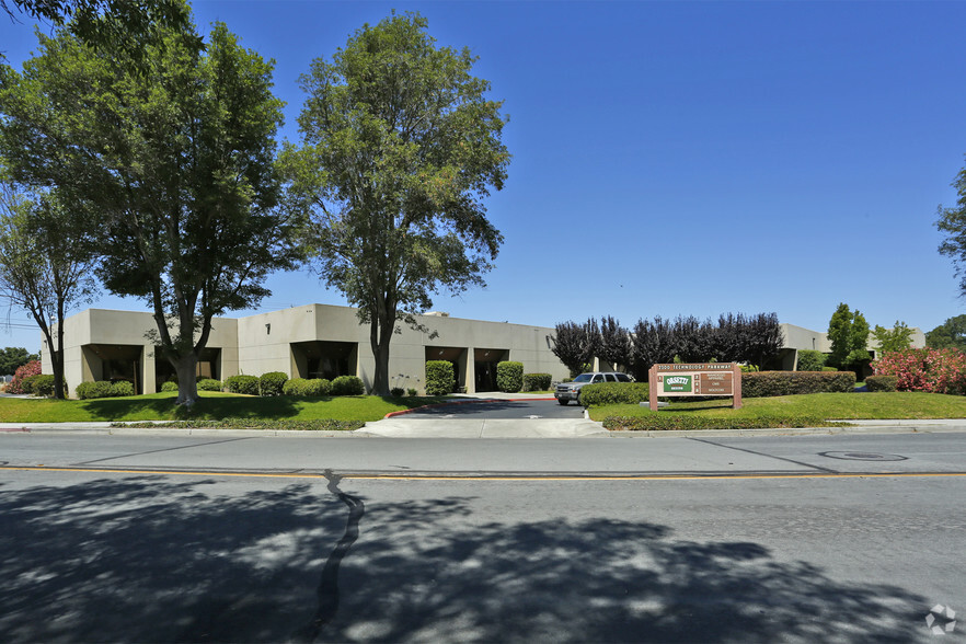 2300 Technology Pky, Hollister, CA for lease - Building Photo - Image 1 of 9