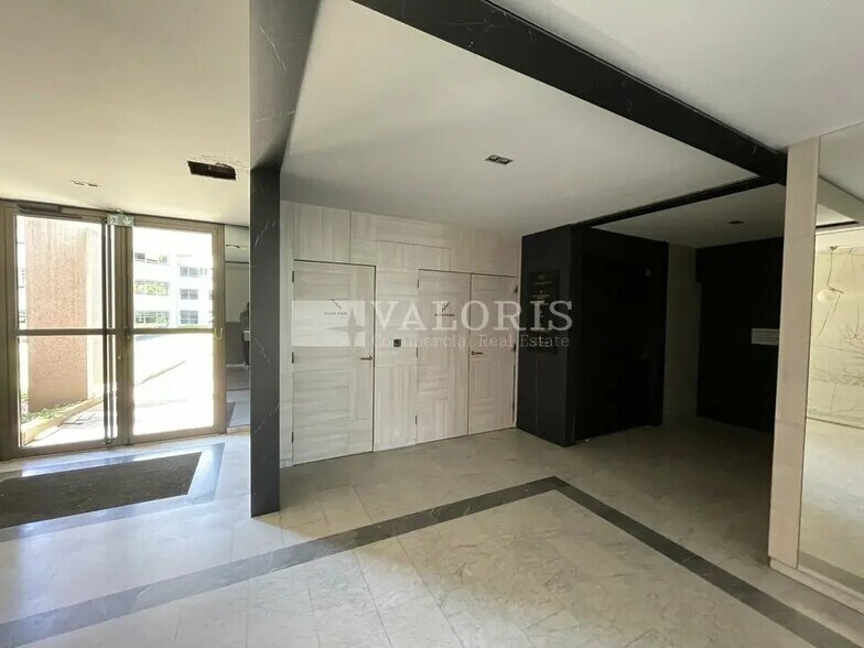 Office in Écully for lease - Lobby - Image 2 of 7