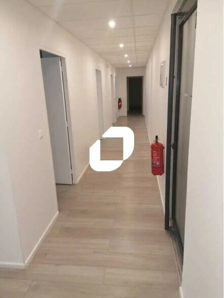 Office in Grigny for sale - Interior Photo - Image 2 of 6