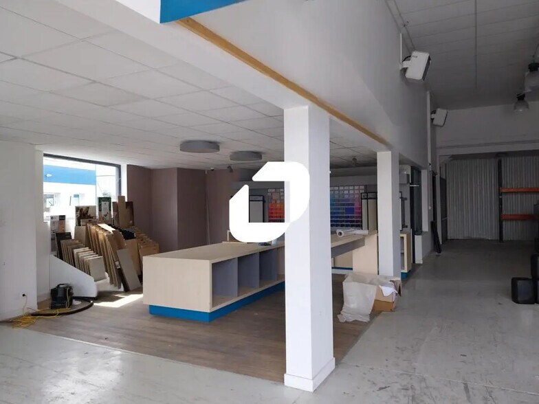 Flex in Couëron for lease - Interior Photo - Image 2 of 7