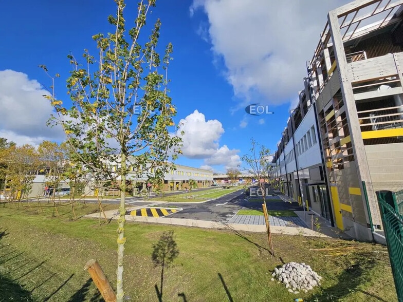 Flex in Fresnes for lease - Building Photo - Image 2 of 28