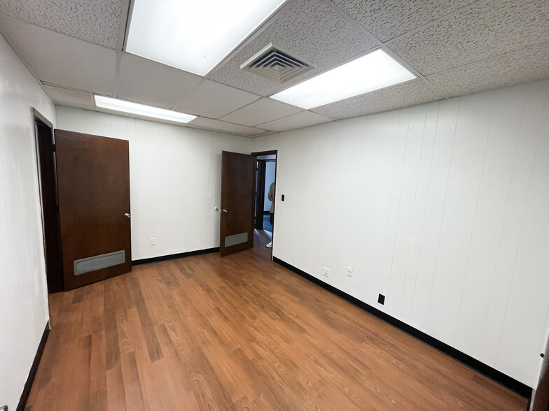 2053 S Waverly Ave, Springfield, MO for lease - Interior Photo - Image 2 of 8