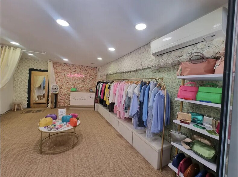 Retail in Sanary-sur-Mer for lease - Interior Photo - Image 2 of 2