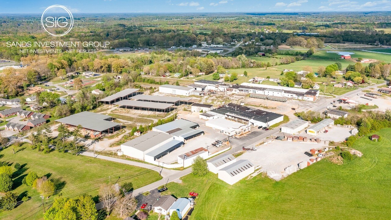 915 Red Boiling Springs Rd, Lafayette, TN 37083