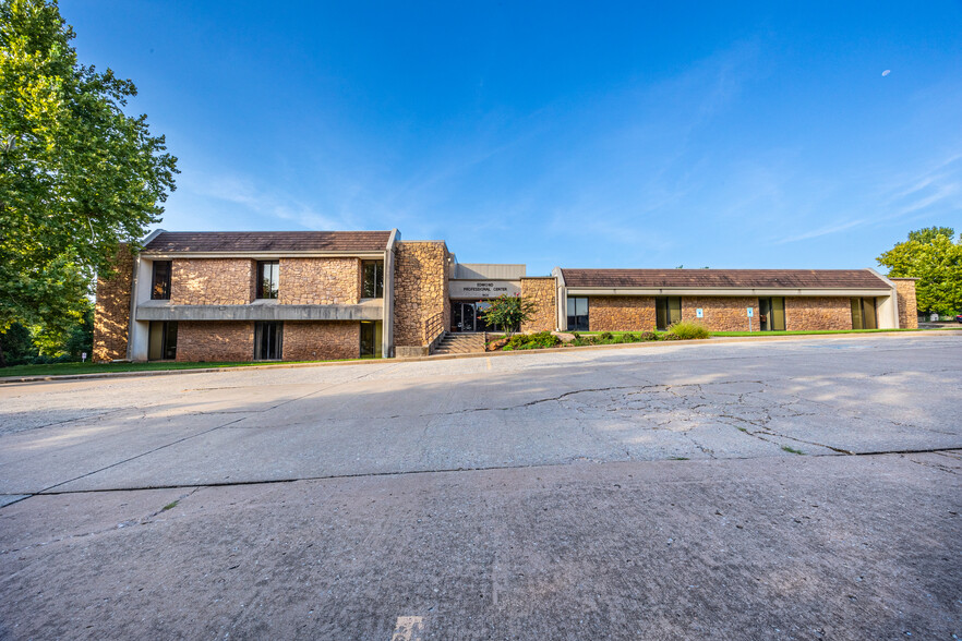 1603 E 19th St, Edmond, OK for lease - Building Photo - Image 2 of 10