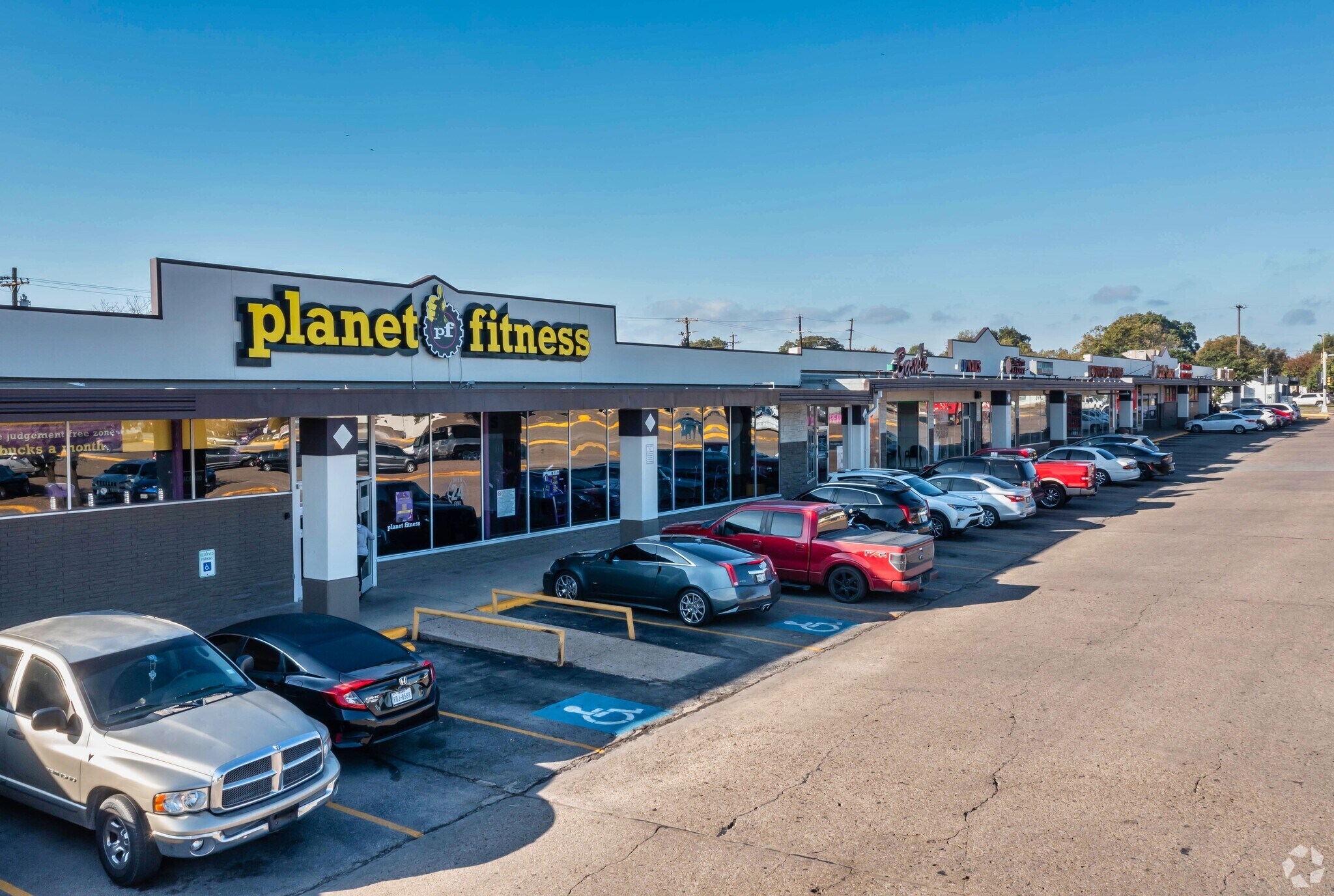 3107-3249 Searcy Dr, Dallas, TX for lease Building Photo- Image 1 of 14