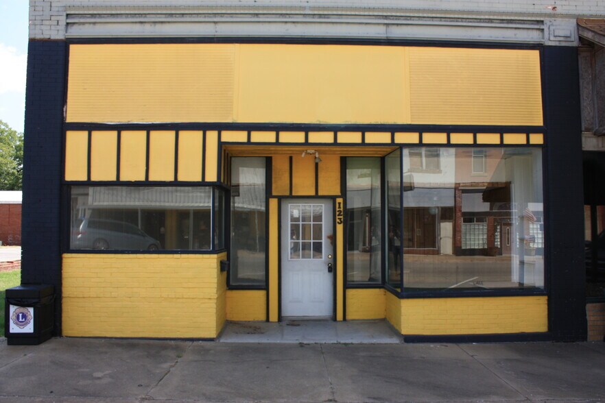 123 W 4th Ave, Caney, KS for sale - Primary Photo - Image 1 of 1