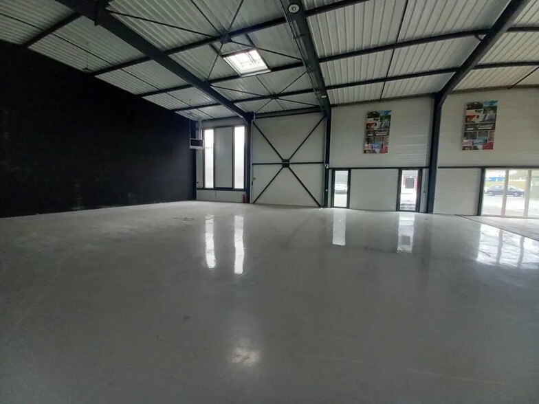 Flex in Cormelles-le-Royal for lease - Building Photo - Image 2 of 8