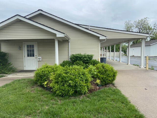 908 Central St, Humboldt, KS for sale - Primary Photo - Image 1 of 1