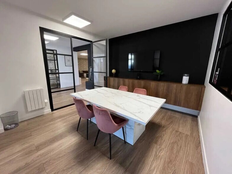 Retail in Saint-Quentin for lease - Building Photo - Image 2 of 4