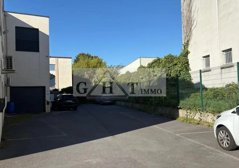 Industrial in Neuilly-Plaisance for lease - Building Photo - Image 2 of 3