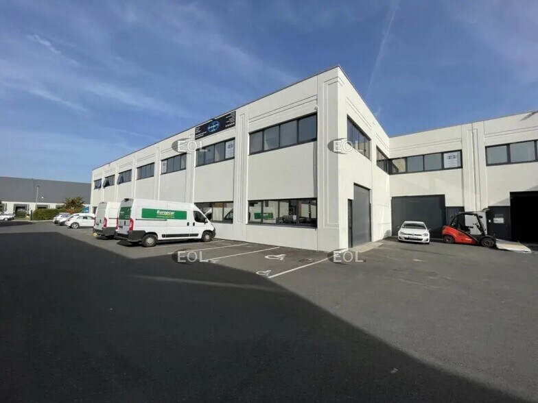 Flex in Villeneuve-la-Garenne for lease - Building Photo - Image 1 of 4
