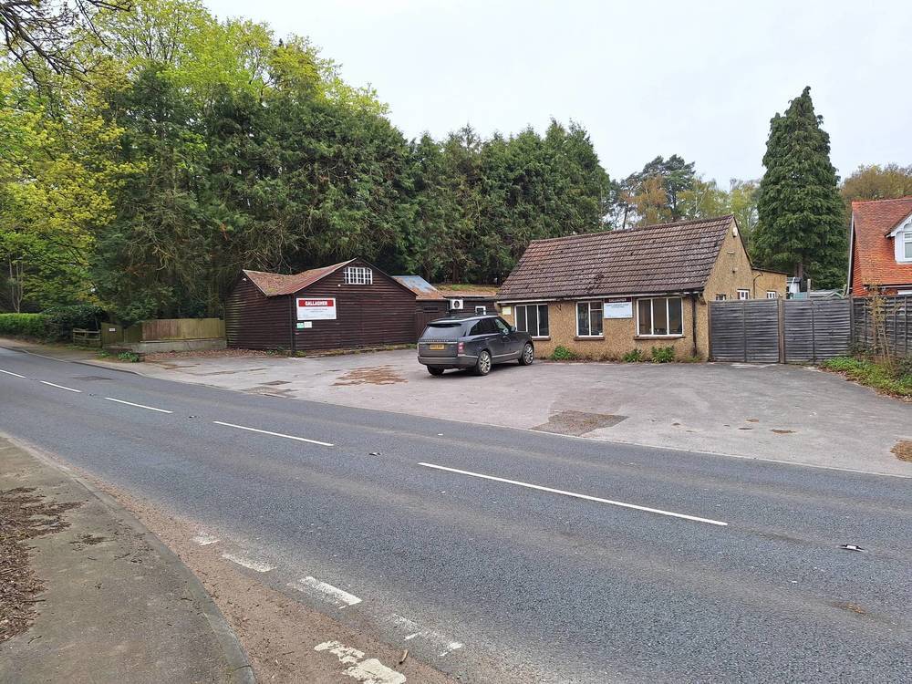 Puttenham Heath Rd, Guildford for sale Primary Photo- Image 1 of 1