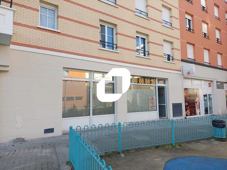 Retail in Élancourt for lease - Building Photo - Image 1 of 7