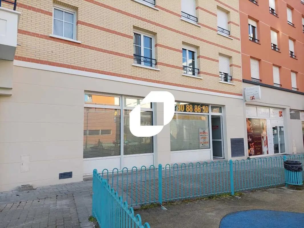Retail in Élancourt for lease Building Photo- Image 1 of 8
