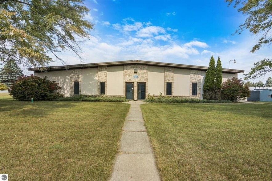 926 Frisbie St, Cadillac, MI for sale - Primary Photo - Image 1 of 12